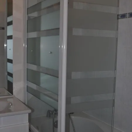 Avec Parking A Chatel, Proche Centre - Fr-1-693-64 Daire